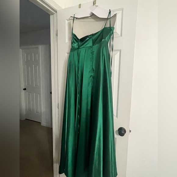 STUNNING SATIN 💚 LONG DRESS | F & P Paris | Evening Gown | Condition: Like New - Picture 6 of 8